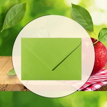 Envelopes 5,51 x 7,48 in in grass green with a triangular flap in 120 g / m²