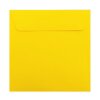 Sobres cuadrados de 185x185 mm en amarillo sol con tiras adhesivas