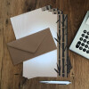 100 teiliges Briefpapier Set für Erwachsene Bambus mit Briefumschlägen, edel, DIN A4 Papier und farblich passenden Umschläge DIN lang ohne Fenster als Geschenk für Geburtstag, Hochzeit