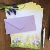 50 teiliges Briefpapier Set für Erwachsene Blumenwiese mit Briefumschlägen, edel, DIN A4 Papier und farblich passenden Umschläge DIN lang ohne Fenster als Geschenk für Geburtstag, Hochzeit