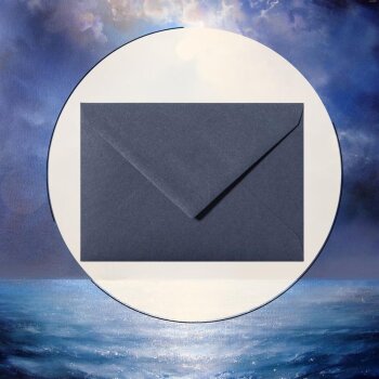 Enveloppes 14x19 cm en bleu foncé avec un rabat triangulaire en 120 g / m²